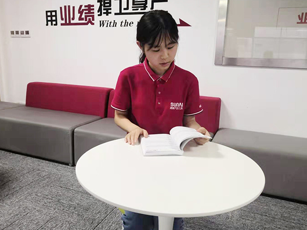 手机看片AV永久免费气动工具员工在认真的学习